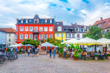 KONSTANZ, GERMANY, 23 Temmuz 2016: Almanya 'da Konstanz' da ünlü kaiserbrunnen çeşmesi bulunan markstatte meydanının manzarası