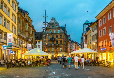 KONSTANZ, GERMANY, 23 Temmuz 2016: Almanya 'da Konstanz' da ünlü kaiserbrunnen çeşmesi bulunan markstatte meydanının manzarası