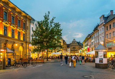 KONSTANZ, GERMANY, 23 Temmuz 2016: Almanya 'da Konstanz' da ünlü kaiserbrunnen çeşmesi bulunan markstatte meydanının manzarası