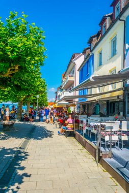 MEERSBURG, GERMANY, 24 Temmuz 2016: Alman kenti Meersbur 'un göl kenarındaki gezinti alanı