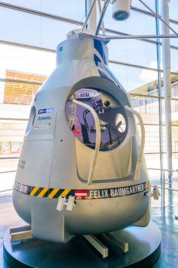 FRIEDRICHSHAFEN, GERMANY, 24 Temmuz 2016: Felix Baumgartner 'ın Friedrichshafen, Almanya' daki zeplin müzesinde stratosfere atladığı kapsül