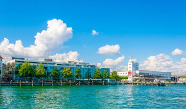 FRIEDRICHSHAFEN, GERMANY, 24 Temmuz 2016: Alman kenti Friedrichshafen 'in bir marinasının görüntüsü