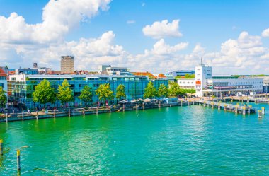 FRIEDICHSHAFEN, GERMANY, 24 Temmuz 2016: Alman kenti Friedrichshafen 'in bir marinasının panorama manzarası