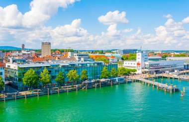 FRIEDICHSHAFEN, GERMANY, 24 Temmuz 2016: Alman kenti Friedrichshafen 'in bir marinasının panorama manzarası