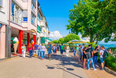 FRIEDRICHSHAFEN, GERMANY, 24 Temmuz 2016: Alman kenti Friedrichshafen 'in göl kenarındaki gezinti alanı