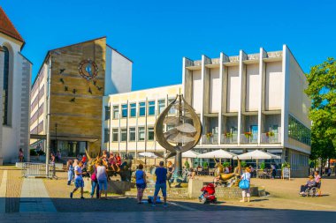FRIEDRICHSHAFEN, GERMANY, 24 Temmuz 2016: İnsanlar Friedrichshafen, Almanya 'daki zeplin müzesinin önünde geziniyorlar