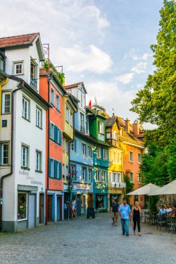 LINDAU, GERMANY, 24 HAZİRAN 2016: Lindau, Almanya 'da insanlar sokakta geziniyor