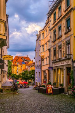 LINDAU, GERMANY, 24 HAZİRAN 2016: Lindau, Almanya 'da insanlar ana caddede geziniyor