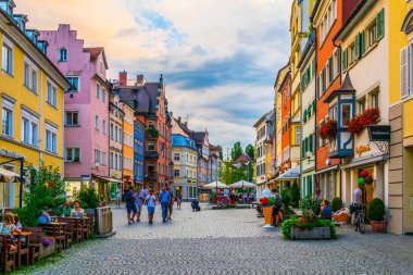 LINDAU, GERMANY, 24 HAZİRAN 2016: Lindau, Almanya 'da insanlar ana caddede geziniyor