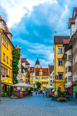 LINDAU, GERMANY, 24 HAZİRAN 2016: Lindau, Almanya 'da insanlar ana caddede geziniyor