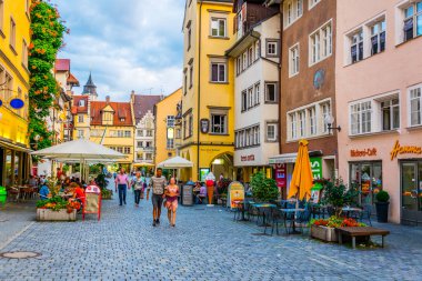 LINDAU, GERMANY, 24 HAZİRAN 2016: Lindau, Almanya 'da insanlar ana caddede geziniyor