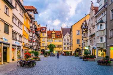 LINDAU, GERMANY, 24 HAZİRAN 2016: Lindau, Almanya 'da insanlar ana caddede geziniyor