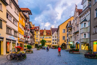 LINDAU, GERMANY, 24 HAZİRAN 2016: Lindau, Almanya 'da insanlar ana caddede geziniyor