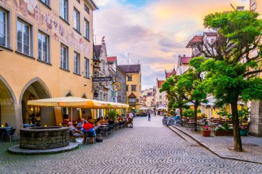 LINDAU, GERMANY, 24 HAZİRAN 2016: Lindau, Almanya 'da insanlar ana caddede geziniyor