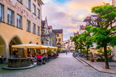 LINDAU, GERMANY, 24 HAZİRAN 2016: Lindau, Almanya 'da insanlar ana caddede geziniyor
