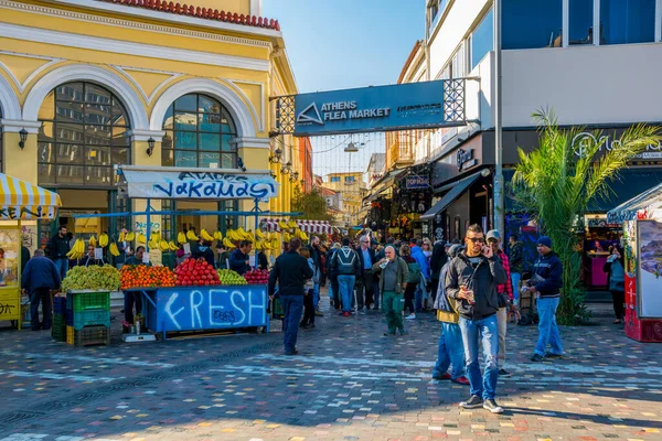 ATHENS, GREECE, 10 EYLÜL 2015: İnsanlar Monastiraki Meydanı 'ndaki marketten meyve ve sebze satın alıyorlar.