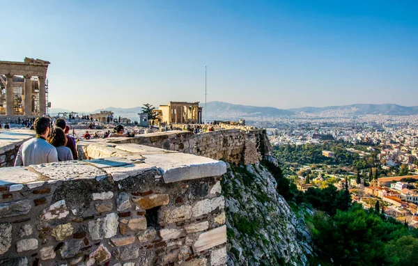 2015年12月10日 人们正在欣赏雅典卫城纪念碑上的雅典全景 — 图库照片