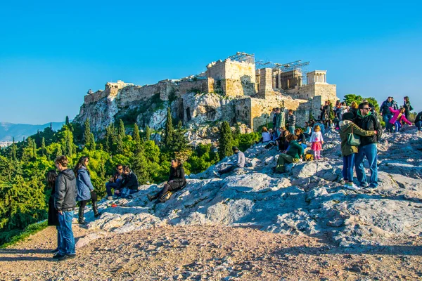 Athens Greece December 2015 People Admiring Greek Monument Akropolis Acropolis — Stock Photo, Image