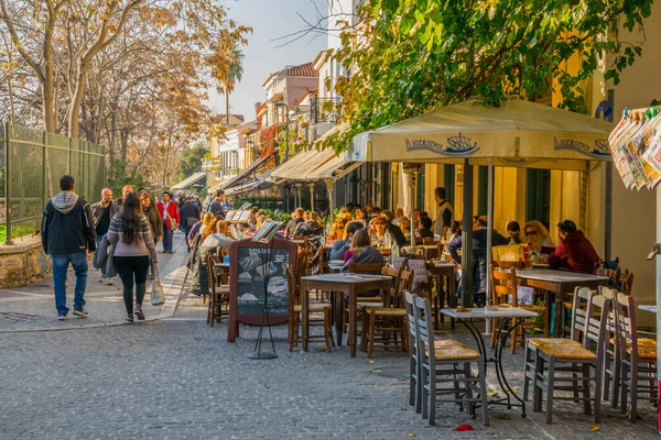 Athens Görögország December 2015 Turisták Sétálnak Egy Szűk Sikátorban Között — Stock Fotó