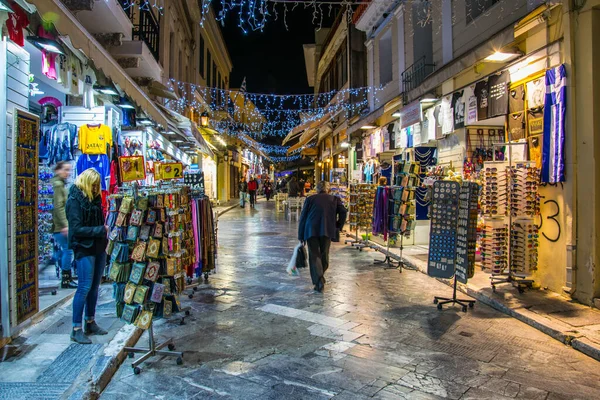 ATİNA, GREEC, 10 ARALIK 2015: Adrianu alışveriş caddesinin gece manzarası - Atina 'nın tarihi bölgesinde Plaka adı verilen en önemli turizm caddesi