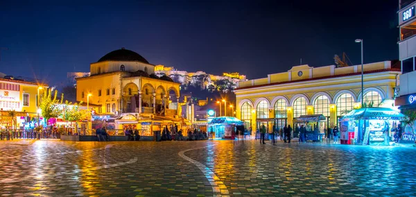 ATHENS, GREEC, 10 ARALIK 2015: Akropolis 'in eski bir caminin arkasında gizlendiği manastır meydanı gece görüşü