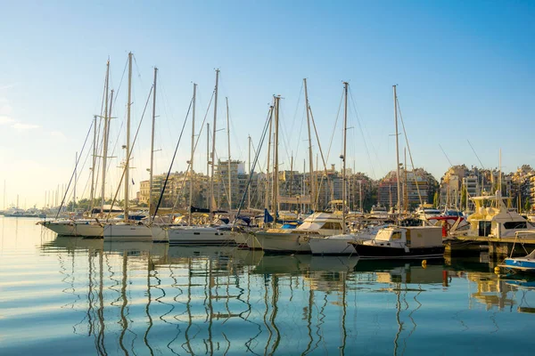 ATHENS, GREECE, 10 ARALIK 2015: Yunanistan 'daki Pireus limanındaki iskan marinasının manzarası