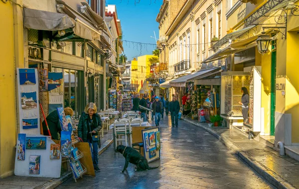 ATHENS, GREECE, 10 ARALIK 2015: Adrianu alışveriş caddesinin manzarası - Atina 'nın tarihi bölgesinin en önemli turistik caddesi olan plaka