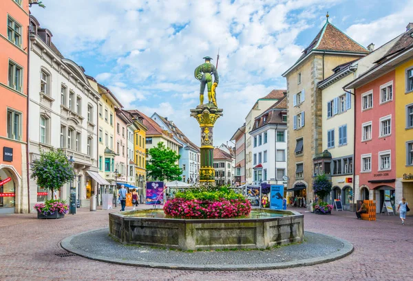 Schaffhausen Switzerland Juli 2016 Staty Schweizisk Vakt Toppen Fontän Fronwagplatz — Stockfoto