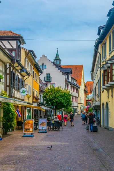 RADOLFZELL, ALMANY, 23 Temmuz 2016: Almanya 'da Radolfzell am Bodensee şehrinin dar bir caddesinin görüntüsü