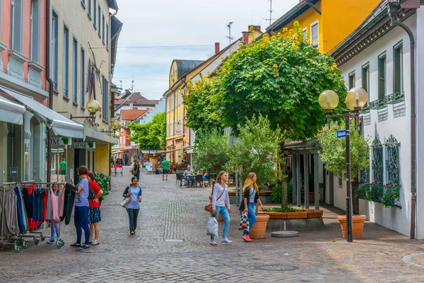 RADOLFZELL, ALMANY, 23 Temmuz 2016: Almanya 'da Radolfzell am Bodensee şehrinin dar bir caddesinin görüntüsü