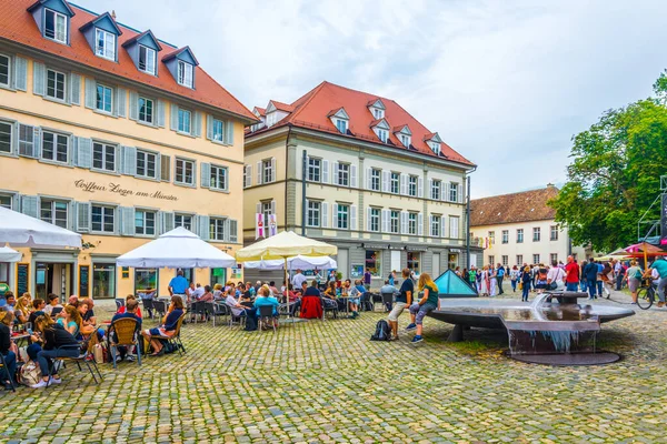 KONSTANZ, GERMANY, 23 Temmuz 2016: Almanya 'nın Konstanz kentindeki katedralin önündeki bir meydanın görüntüsü