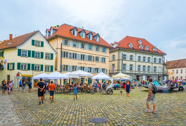 KONSTANZ, GERMANY, 23 Temmuz 2016: Almanya 'nın Konstanz kentindeki katedralin önündeki bir meydanın görüntüsü