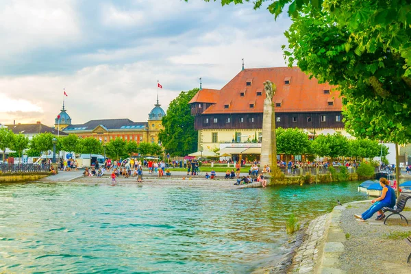 Konstanz Németország Július 2016 Emberek Sétálnak Körül Egy Csodálatos Épület — Stock Fotó