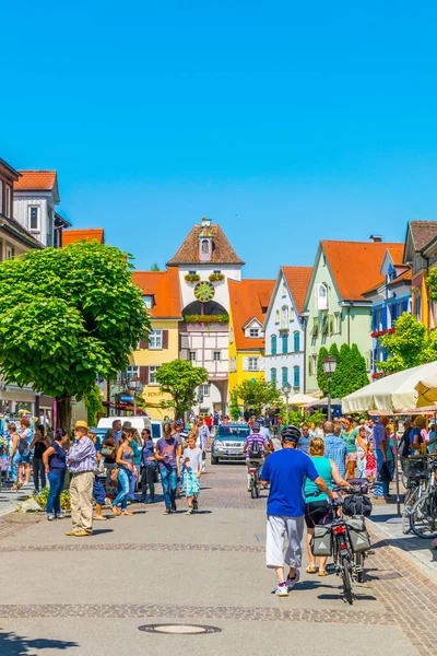 MEERSBURG, ALMANY, 24 Temmuz 2016: İnsanlar Alman şehri Meersbur 'un ana caddesinde yürüyor