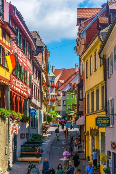 MEERSBURG, ALMANY, 24 Temmuz 2016: İnsanlar Alman şehri Meersbur 'un ana caddesinde yürüyor