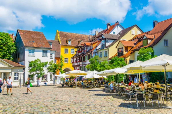 MEERSBURG, ALMANY, 24 Temmuz 2016: İnsanlar Alman şehri Meersbur 'un ana caddesinde yürüyor
