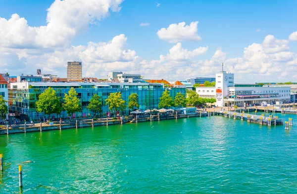 FRIEDICHSHAFEN, GERMANY, 24 Temmuz 2016: Alman kenti Friedrichshafen 'in bir marinasının panorama manzarası