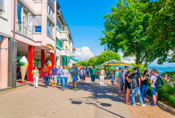 FRIEDRICHSHAFEN, GERMANY, 24 Temmuz 2016: Alman kenti Friedrichshafen 'in göl kenarındaki gezinti alanı