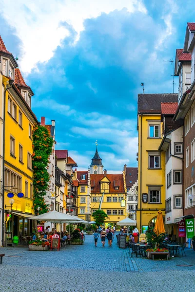 LINDAU, GERMANY, 24 HAZİRAN 2016: Lindau, Almanya 'da insanlar ana caddede geziniyor