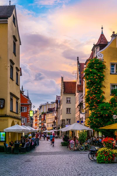 LINDAU, GERMANY, 24 HAZİRAN 2016: Lindau, Almanya 'da insanlar ana caddede geziniyor