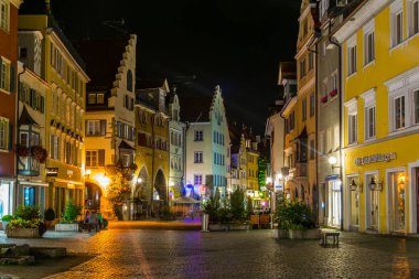 LINDAU, GERMANY, 24 HAZİRAN 2016: İnsanlar Lindau 'da gece boyunca dar bir sokakta yürüyorlar, Almanya
