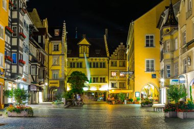 LINDAU, GERMANY, 24 HAZİRAN 2016: İnsanlar Lindau 'da gece boyunca dar bir sokakta yürüyorlar, Almanya