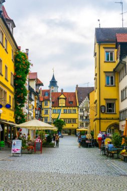 LINDAU, GERMANY, 25 HAZİRAN 2016: Lindau, Almanya 'da insanlar ana caddede geziniyor