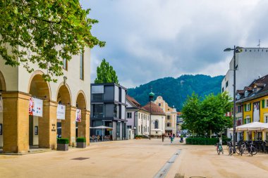 BREGENZ, AUSTRIA, 25 Temmuz 2016: İnsanlar Bregenz, Avusturya 'daki Nepomuk kilisesinin yanındaki Kornmarktplatz caddesinde geziniyor