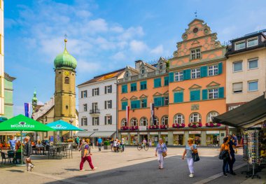 BREGENZ, AUSTRIA, 25 HAZİRAN 2016: Avusturyalı Bregenz kentindeki Aziz George şapeli yakınlarındaki Rathaus Meydanı 'nda insanlar geziniyor