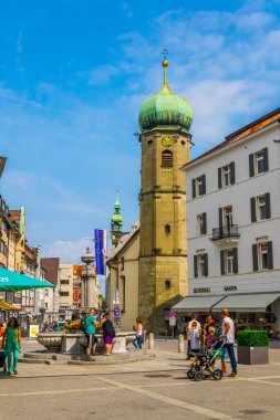 BREGENZ, AUSTRIA, 25 HAZİRAN 2016: Avusturyalı Bregenz kentindeki Aziz George şapeli yakınlarındaki Rathaus Meydanı 'nda insanlar geziniyor