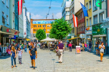 BREGENZ, AUSTRIA, 25 Temmuz 2016: İnsanlar Bregenz, Avusturya 'da Nepomuk' taki Aziz John kilisesinin yanındaki yaya caddesinde geziniyorlar