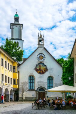 FELDKIRCH, AUSTRIA, 25 Temmuz 2016: Avusturya 'nın tarihi merkezinde insanlar geziniyor.