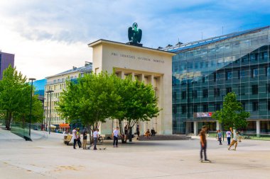 INNSBRUCK, AUSTRIA, 26 Temmuz 2016: Avusturya 'nın Innsbruck kentindeki Befreiungsdenkmal - Kurtuluş Anıtı önünde çocuklar oynuyor.