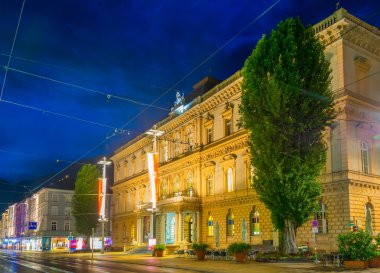 INNSBRUCK, AUSTRIA, 26 Temmuz 2016: Avusturya 'nın Innsbruck kentinde gece boyunca Yorgunluk Landesmuseum manzarası.